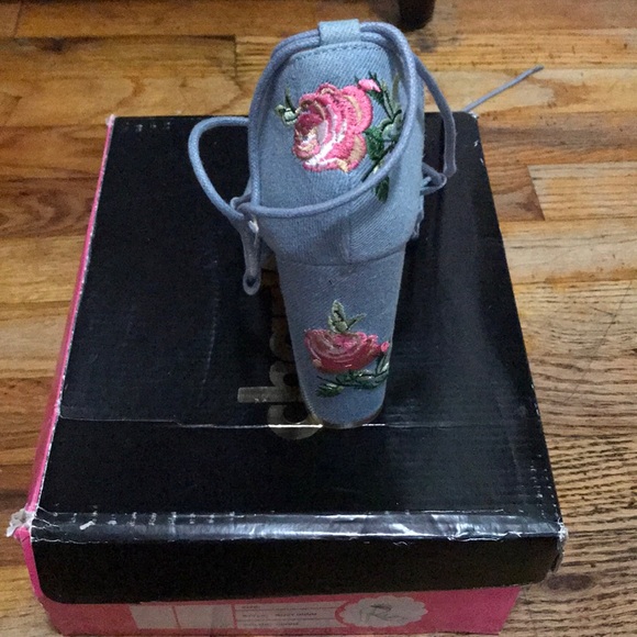 Charlotte Russe Rosy DNNM heels - Picture 3 of 3